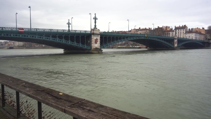 法国，宁静的罗纳河上，历史悠久的铁桥连接着里昂河岸的全景