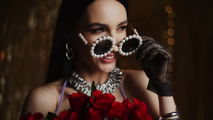 时髦的年轻女子戴着珍珠护目镜，手持玫瑰