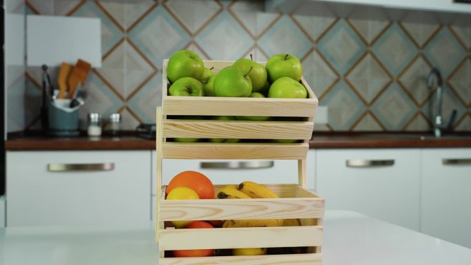 厨房里的木筐里有许多水果。水果静物