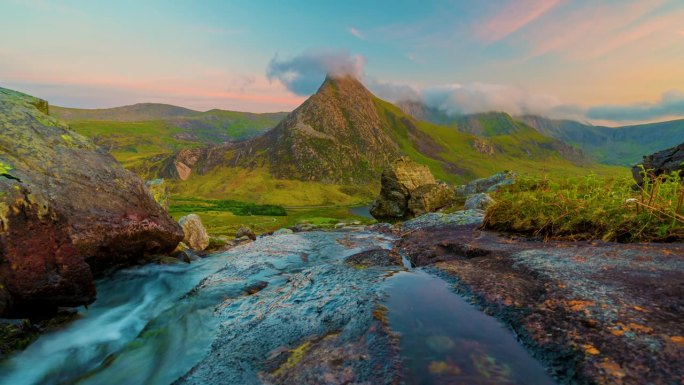 在威尔士班戈，格温内斯，斯诺多尼亚，特里凡，Llyn Ogwen和Glyderau山脉群的景色，前景