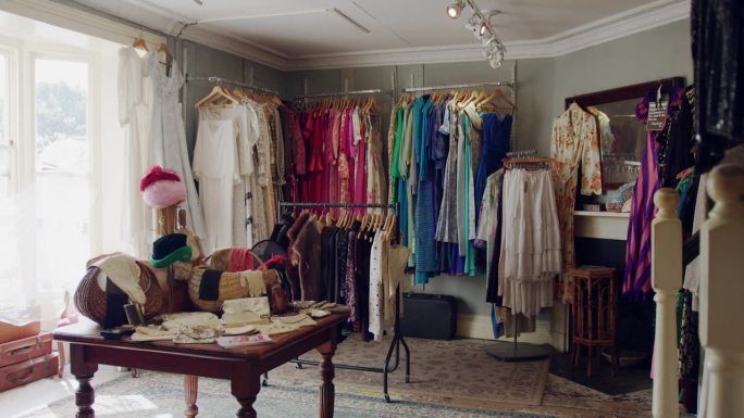 一家英国古董店衣物衣服场景