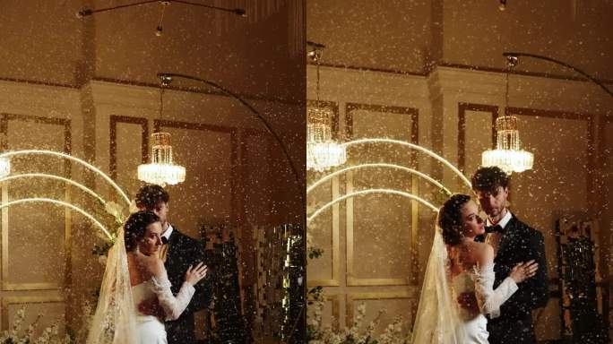 新郎新娘在雪花中跳第一支舞。