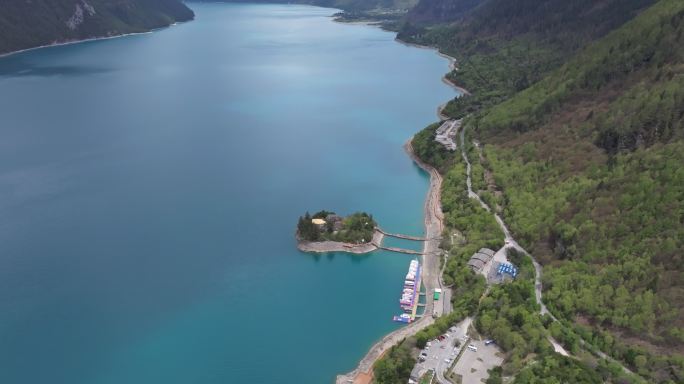 西藏林芝地区巴松错村庄神湖春色高空航拍