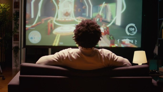 玩家在家庭影院观看电视上的游戏比赛