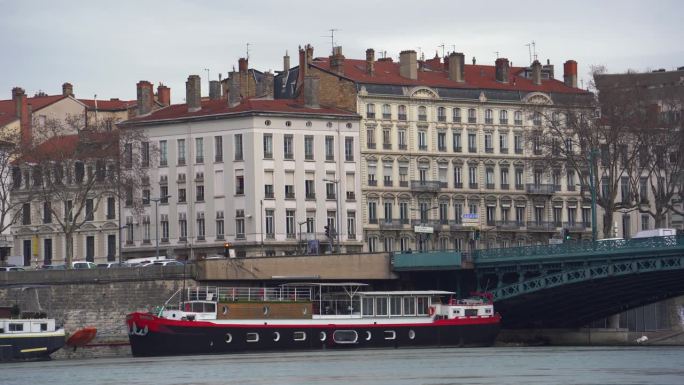 里昂的魅力:经典建筑，铁桥，罗纳河上的游轮，邀请你在城市的水路上进行一次风景之旅