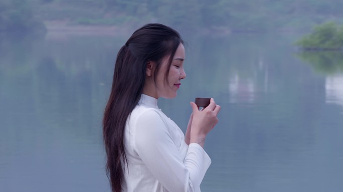 美女品茶绿茶倒茶欣赏美景水畔品茶禅意和茶