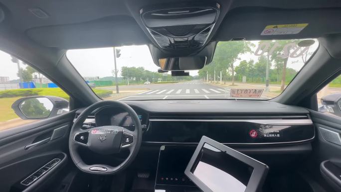 武汉测试行驶中的无人驾驶电动智能汽车