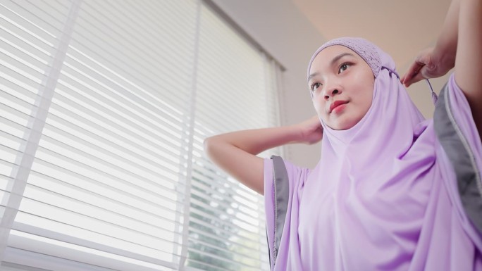 美丽的年轻亚洲穆斯林妇女穿衣服的肖像