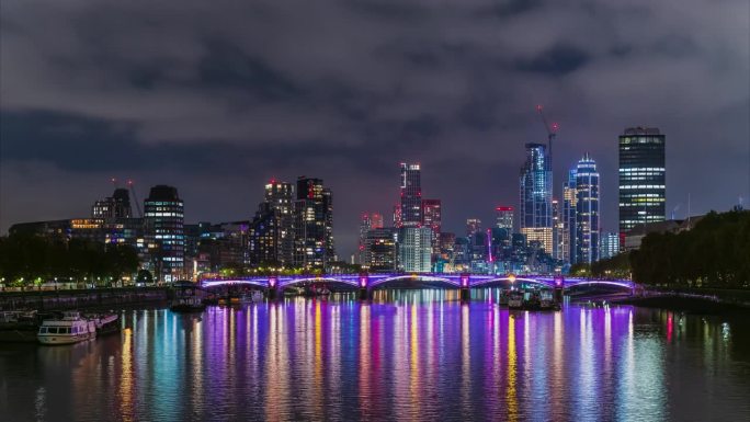 英国伦敦，沃克斯豪尔摩天大楼和兰伯斯大桥的延时夜景。