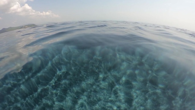 夏季室外游泳池的水波面，天空中有云的运动场景