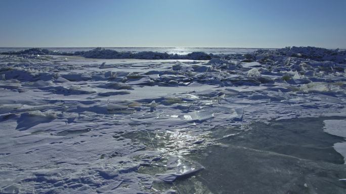 冬季晴天结冰的湖面