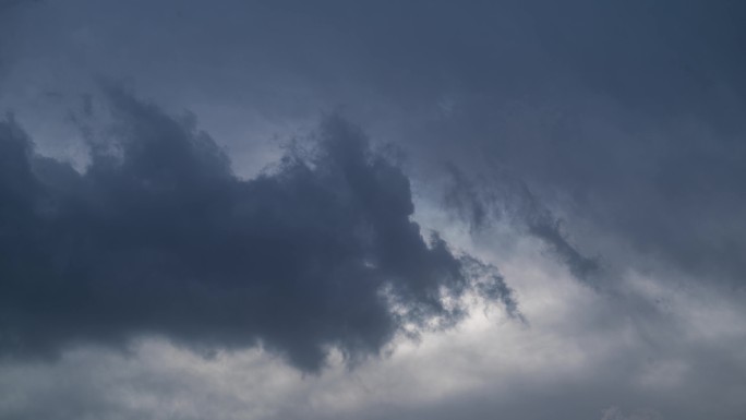 闪电云乌云闪电暴雨云雷电太阳穿过云层