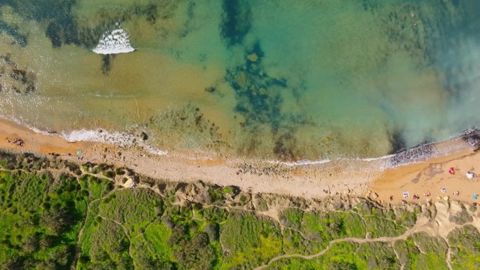 著名的马耳他湾无人机俯视图。春天，绿色的乡村。马耳他