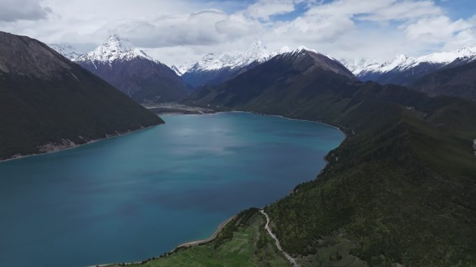 西藏林芝地区巴松错村庄神湖春色高空航拍