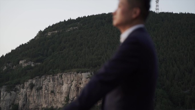 男人登顶山峰成功人士剪影