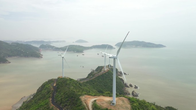 无人机拍摄的广东泰山川岛上川岛风电场在一个雾天，中国