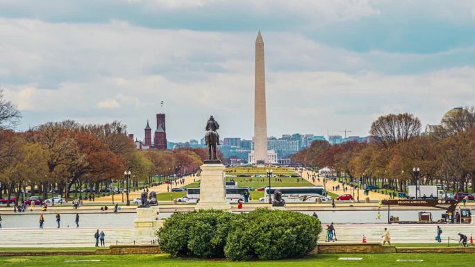 华盛顿纪念碑和战争纪念碑的时间流逝，联合广场公园和国会倒影池和林肯纪念堂与人群游客在美国华盛顿特区的