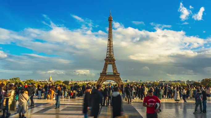 游客步行和观光景点埃菲尔铁塔在夏季，在巴黎夏约宫，法国，旅游和旅游目的地概念