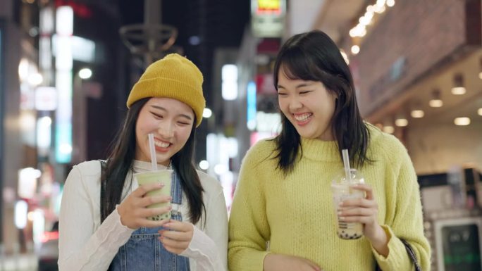 日本人，晚上和朋友喝酒散步在城市里畅谈旅行。喝茶、外卖或女人们一起微笑着在咖啡休息时间聊天，增进感情