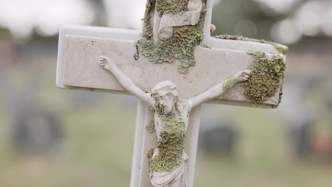 葬礼，墓碑或十字架上的耶稣基督在墓地的死亡仪式，宗教或追悼会。墓碑上的符号、背景或基督教标志，用于埋