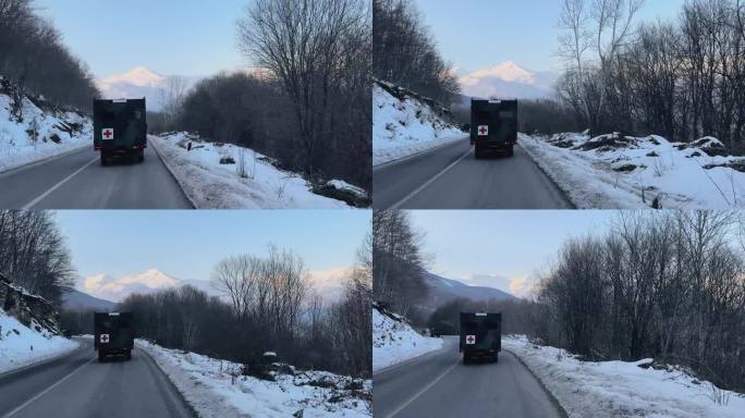 冬季，医疗装甲车在山路上运送伤兵