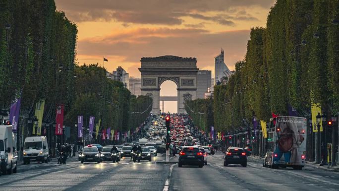 凯旋门Étoile是法国、欧洲巴黎日落时分最著名的纪念碑之一，香榭丽舍大道上拥挤的街道交通