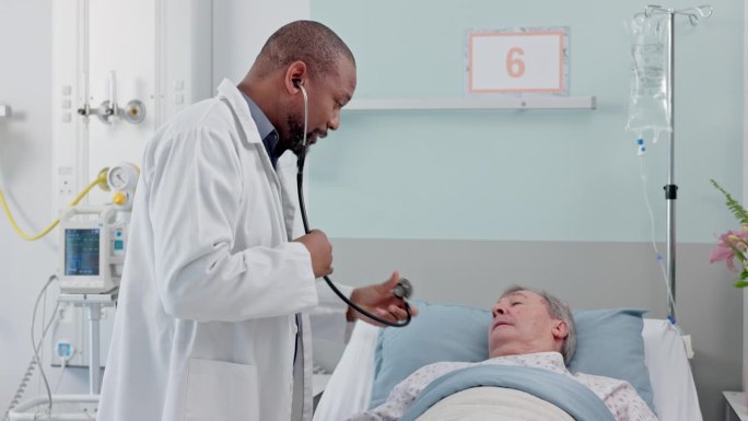 医生、老年病人和病床用于医院医疗诊断中的心率、心跳或监测。男性，外科医生或医疗专业人员在ICU检查老