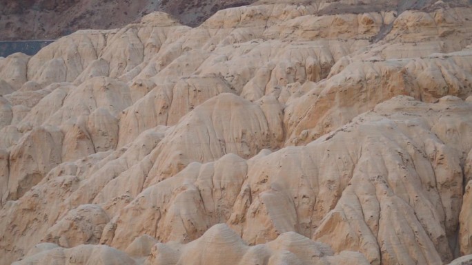 在前往印度喜马偕尔邦斯皮提山谷的路上，月亮之地昌戈的特写镜头。岩石结构，比如斯皮蒂山谷喜马拉雅山脉的
