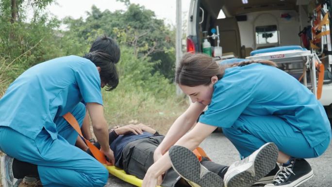 工作中的紧急医疗服务。医护人员在救护车附近进行急救。