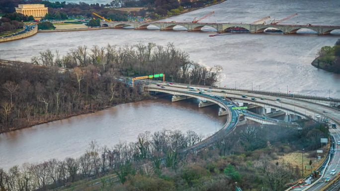 美国华盛顿特区阿灵顿纪念桥上林肯纪念堂和交通道路的城市全景