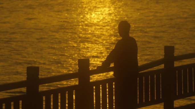 黄昏日落金色水面孤独的人情绪镜头