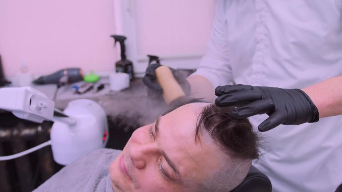 理发师用剃刀为顾客准备剃须，用刷子涂上肥皂泡沫