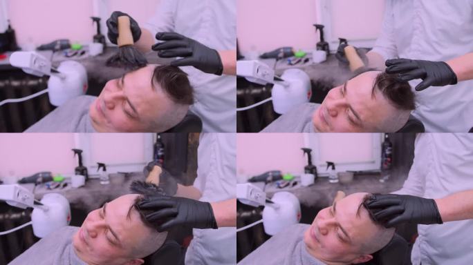 理发师用剃刀为顾客准备剃须，用刷子涂上肥皂泡沫