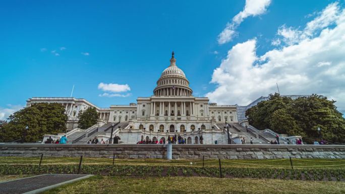 美国华盛顿特区的美国国会大厦和花园与人群和游客散步和观光景点的时间流逝