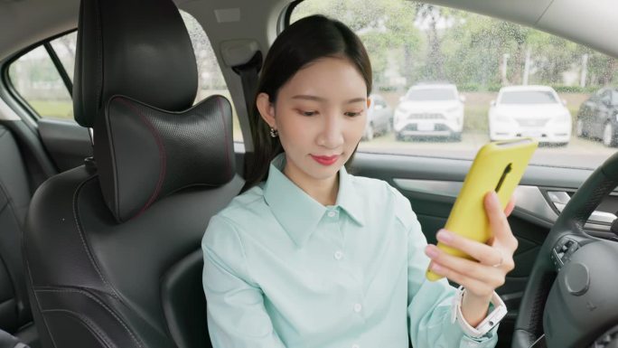 妇女在车内使用手机