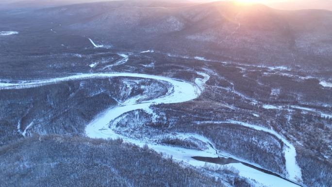 航拍黎明时的林海雪原冰封河流