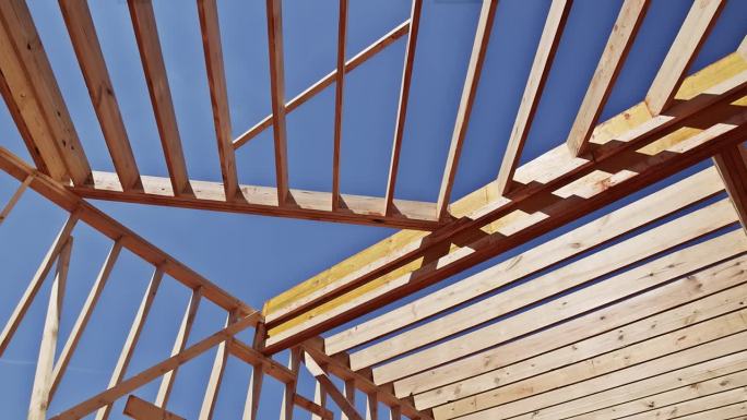 梁屋顶结构取自新房子建造时的木制框架细节