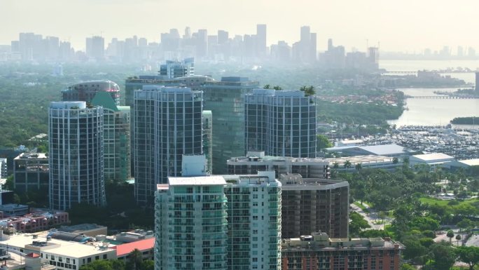 美国佛罗里达州迈阿密椰林社区的市中心办公区鸟瞰图。现代美国大都市的高档商业和住宅摩天大楼