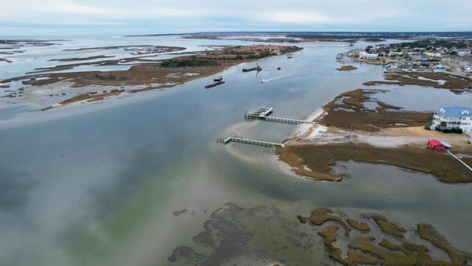 无人机拍摄的疏浚发生在沿海航道。