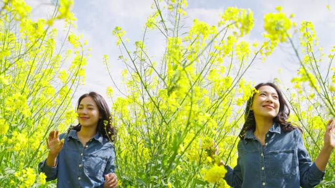 美女在盛开的油菜花海里心情舒畅享受春天