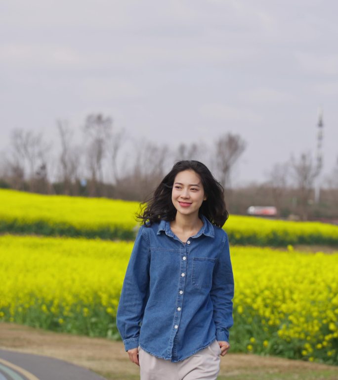 美女漫步在成都环城绿道油菜花海