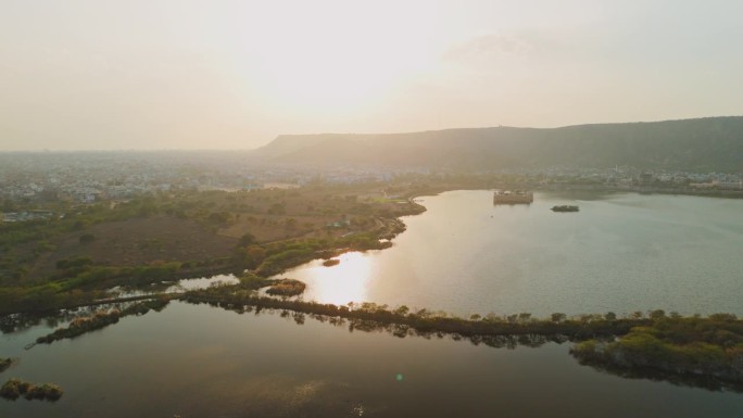鸟瞰印度拉贾斯坦邦斋浦尔湖上的泰姬陵