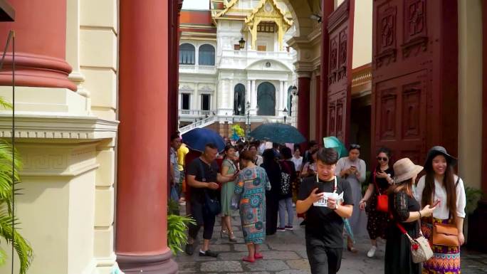 徒步旅行泰国大皇宫人山人海独特建筑风格