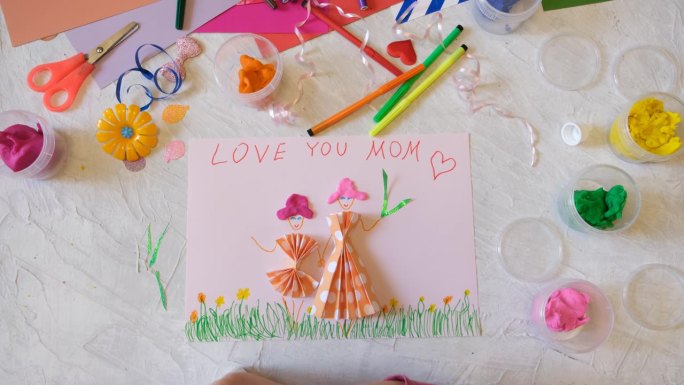 孩子自制贺卡。母亲节，生日或情人节的礼物。工艺美术概念。幼儿园工艺品。儿童创造力项目