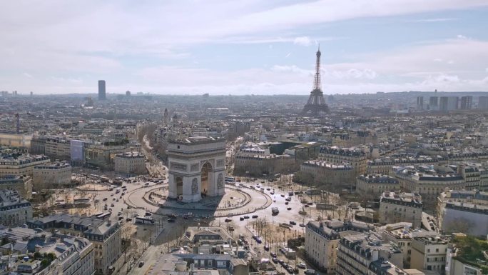 法国巴黎城市景观，凯旋门或凯旋门，背景是埃菲尔铁塔和蒙帕纳斯塔。无人机降落