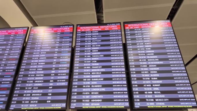 航班信息板显示航班号、出发时间、登机口号码和伊斯坦布尔机场的目的地。