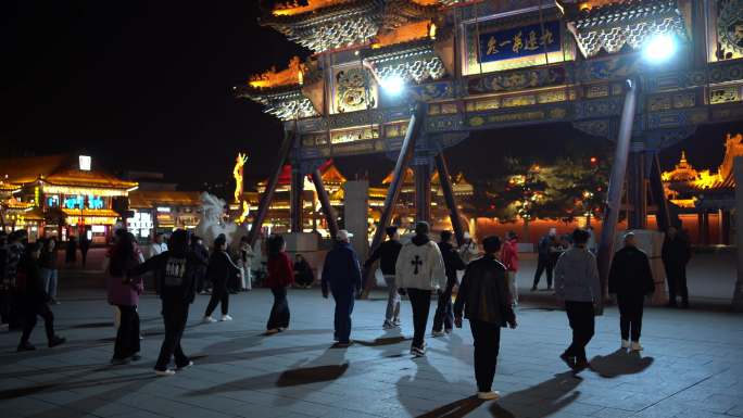 老北京古风步行街广场跳广场舞的人们