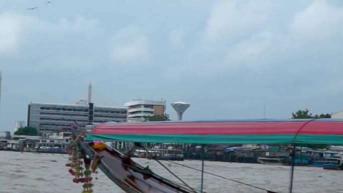 泰国坐船观赏湄南河河流船只实拍