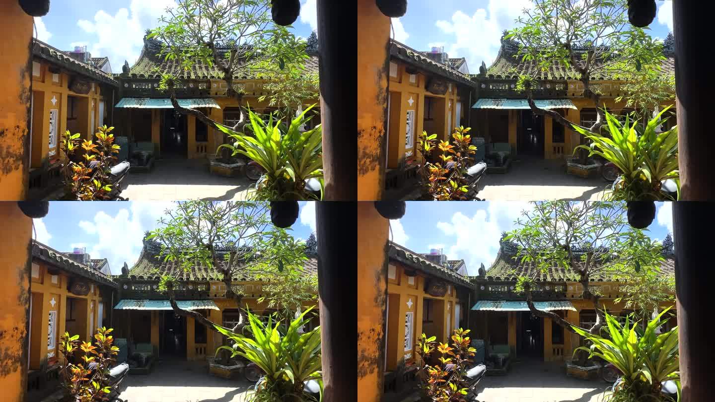 越南会安关帝寺庭院，塔顶青苔，黄墙，蓝天