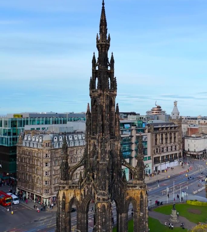 鸟瞰爱丁堡斯科特纪念碑，鸟瞰位于爱丁堡老城和公主街的斯科特纪念碑，爱丁堡市中心的斯科特纪念碑，苏格兰